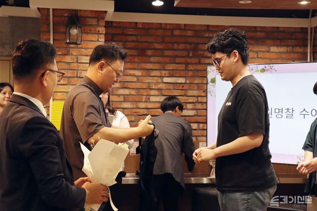 4일 청년밥상문간 슬로우 낙성대점 개점식에 직원으로 일하게 된 청년 ⓒ투데이신문