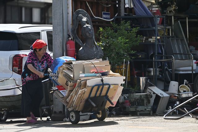 광주지역에 폭염특보가 엿새째 이어지고 있는 2일 오전 광주 북구 중흥동 한 고물상에서 어르신이 모아온 폐지를 손수레에 실어 나르고 있다. [사진=뉴시스]