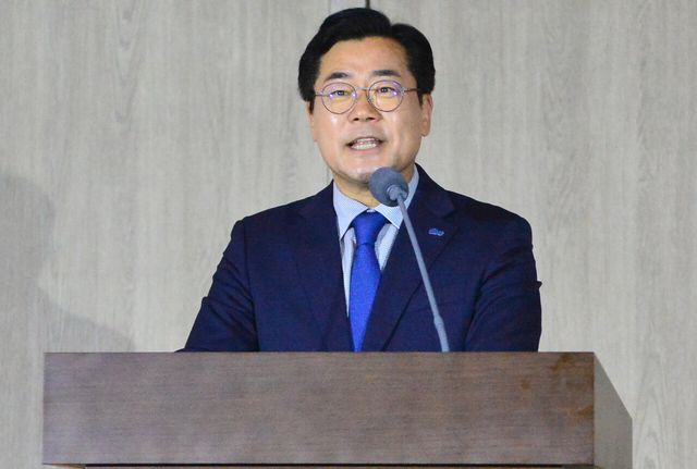 박찬대 더불어민주당 당대표 예비후보가 지나달 29일 오후 충북 청주시 오스코에서 열린 더민주전국혁신회의 2025 전국대회에서 인사말을 하고 있는 모습. [사진제공=뉴시스]<br>