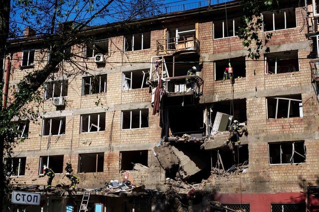 지난 4일(현지 시간) 우크라이나 키이우에서 구조대원들이 러시아의 공습으로 파손된 아파트 잔해를 정리하고 있다. [사진=AP/뉴시스]