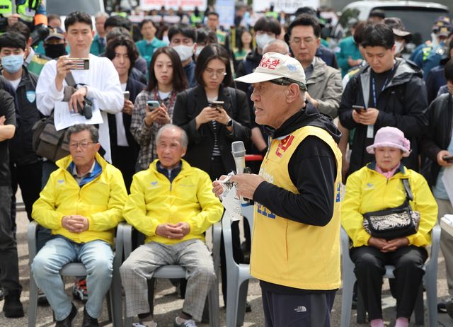 납북자가족모임 최성룡 대표가 지난 4월 23일 경기 파주시 국립 6.25전쟁납북자기념관 앞에서 대북전단 살포 기자회견을 진행하고 있다.&nbsp; [사진제공=뉴시스]<br>