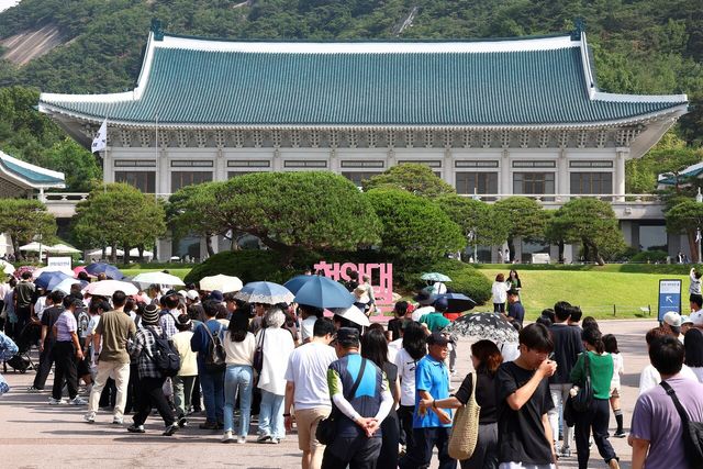 지난달 8일 서울 종로구 청와대를 찾은 시민들이 관람하기 위해 대기하고 있다. [사진제공=뉴시스]