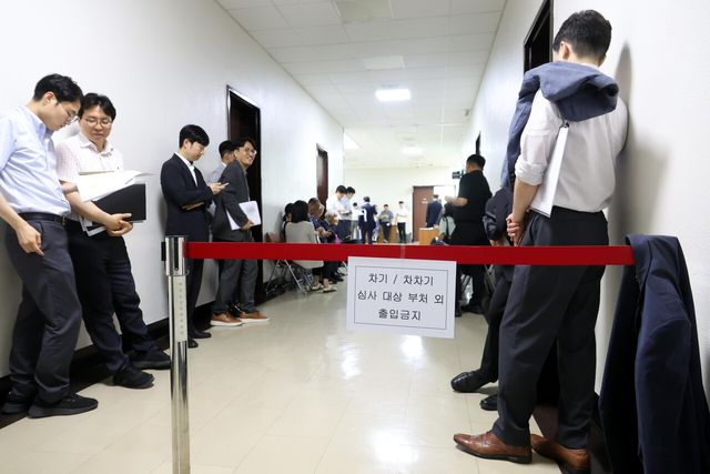 지난 2일 서울 여의도 국회 예산결산특별위원회 소회의실 앞에서 추경안 관련 심사를 받기 위해 관계부처 직원들이 대기하고 있다. [사진제공=뉴시스]