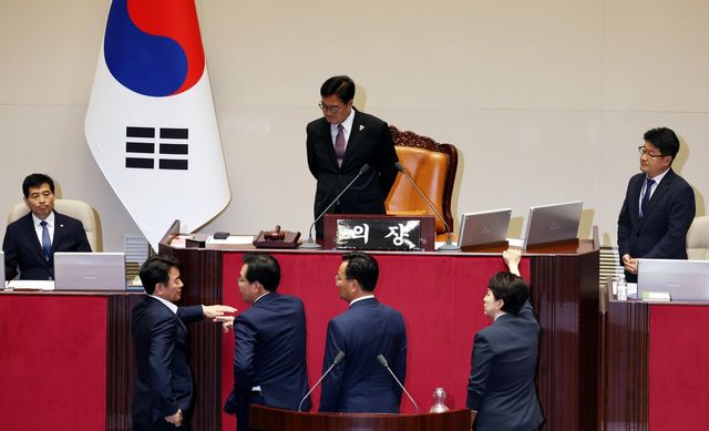 송언석(아래 왼쪽 두번째) 국민의힘 비상대책위원장 겸 원내대표와 유상범 원내운영수석, 김은혜 원내정책수석이 지난 4일 서울 여의도 국회 본회의장에서 더불어민주당의 내부사정으로 본회의가 지연되는 것에 대해 본회의가 지연되는 것에 대해 우원식 국회의장에게 항의하고 있다. 이에 문진석(아래 왼쪽) 민주당 원내운영수석이 양해를 구하고 있다. [사진제공=뉴시스]