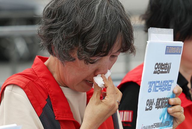 지난 1일 서울 용산구 대통령실 앞에서 열린 7.1 요양보호사의 날 전국 동시기자회견에서 노우정 요양보호사가 발언을 마친 후 눈물을 훔치고 있다. [사진제공=뉴시스]