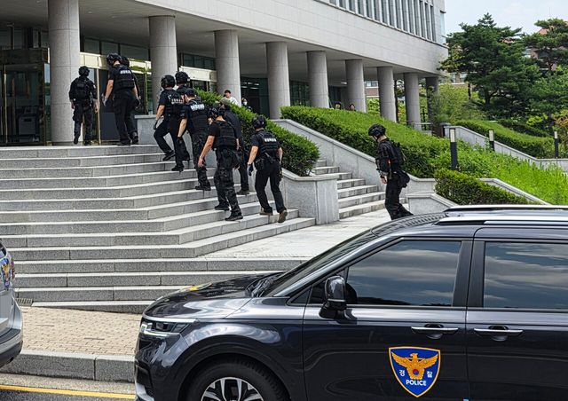 지난 7일 광주 광산구 소재 광주여자대학교 평생교육원 내 폭발물 설치 의심 신고가 접수됨에 따라 출동한 경찰특공대 폭발물 처리반이 수색 작업을 진행하고 있다. [사진제공=뉴시스]<br>