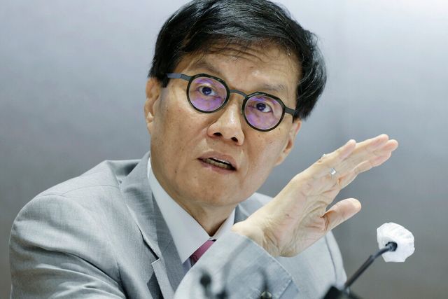 한국은행 이창용 총재가 18일 서울 중구 한국은행에서 열린 2025년 상반기 물가설명회에서 취재진 질문에 답변하고 있다. [사진=뉴시스]