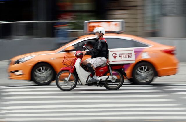 서울 시내 배달 라이더 모습. [사진제공=뉴시스]