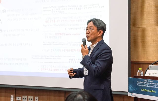 동원F&B 이기웅 식품과학연구원장이 지난 4일 김대중컨벤션센터에서 열린 '2025 한국식품과학회 국제학술대회'에서 ‘블루푸드테크’에 대해 발표하고 있다. [사진=동원F&B]