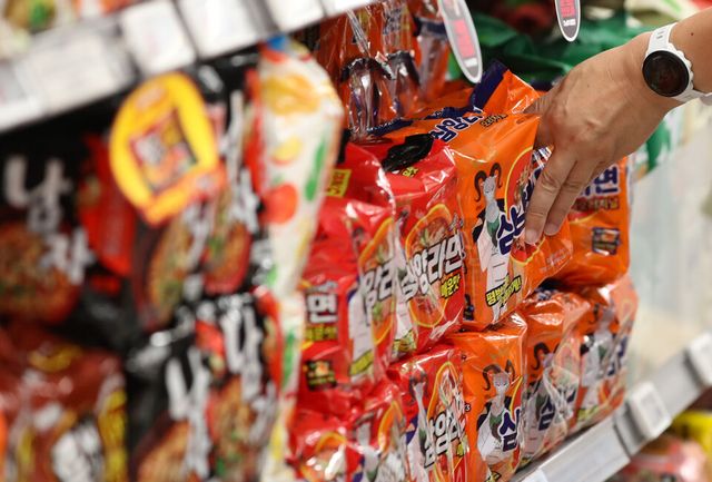 서울 시내 한 대형마트 라면 매대의 모습 [사진=뉴시스]