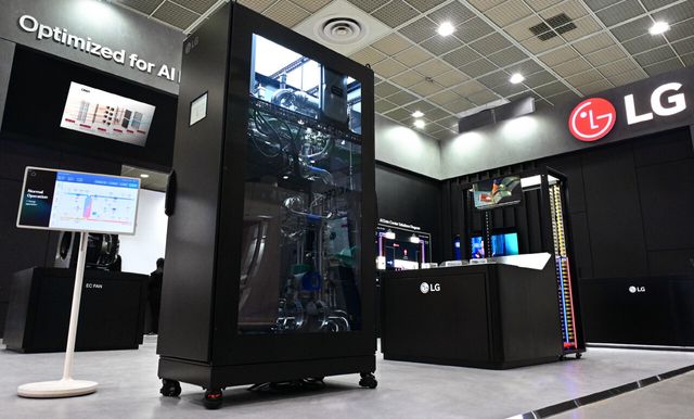 LG전자 AI 데이터센터 액체 냉각 솔루션인 ‘냉각수 분배 장치’(CDU, Coolant Distribution Unit)의 모습 [사진=LG전자]