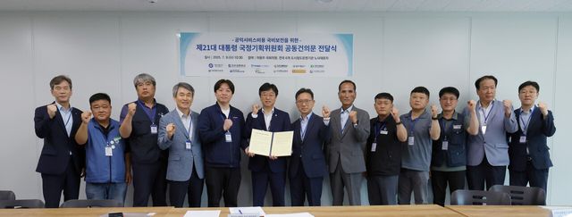 9일 전국 6개 도시철도 운영기관 노사 대표가 대통령 직속 국정기획위원회에서 더불어민주당 이용우 의원을 만나 법정 무임승차 공익서비스 비용에 대한 국비 보전을 촉구하는 공동건의문을 전달하고 있다.[사진=서울교통공사]