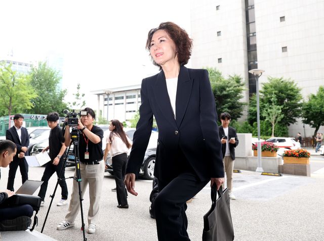 이진숙 사회부총리 겸 교육부 장관 후보자가 지난달 30일 서울 여의도 한국교육시설안전원에 마련된 인사청문회 준비 사무실로 향하고 있다. [사진제공=뉴시스]