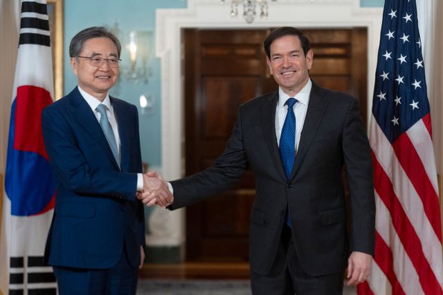 조현(왼쪽) 외교부 장관이 지난달 31일(현지 시간) 미국 워싱턴DC 국무부에서 마코 루비오 국무부 장관과 악수하고 있는 모습 [사진제공=AP/뉴시스]<br>