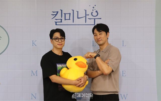 연극 <킬미나우> 포토존에서 포즈를 취하고 있는 (왼쪽부터)최석진·이석준 배우 ©투데이신문