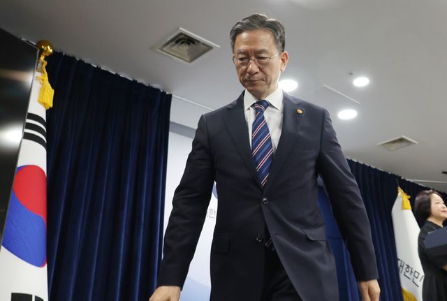 법무부 정성호 장관이 11일 서울 종로구 정부서울청사에서 광복절 특별사면 관련 브리핑을 마친 후 자리를 뜨고 있다. [사진제공=뉴시스]&nbsp;<br>