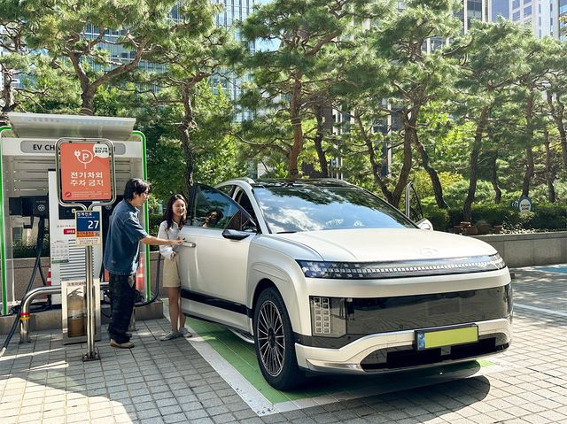 SK이노베이션 계열 직원들이 서울 종로구 SK서린빌딩에서 충전중인 현대자동차 대표 전기차 모델 아이오닉9과 eG80(전기화 모델)을 체험하고 있다. [사진=SK이노베이션]