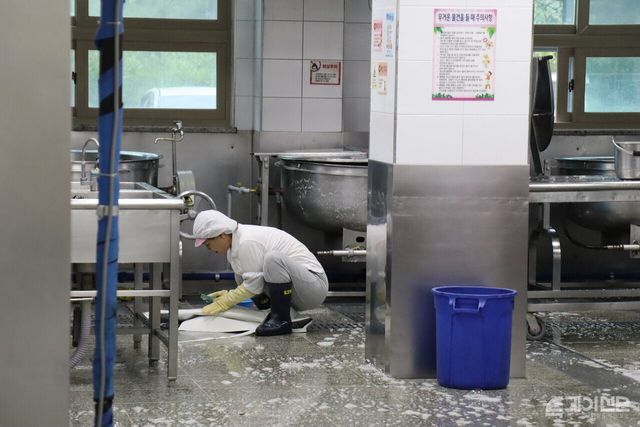 의정부 소재 한 초등학교에서 급식노동자가 청소하고 있다.ⓒ투데이신문