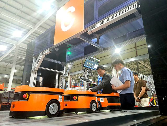 SK네트웍스 이호정 대표이사가 정보통신사업부 수도권 물류센터를 찾아 작업 환경을 살피고 있다. [사진=SK네트웍스]