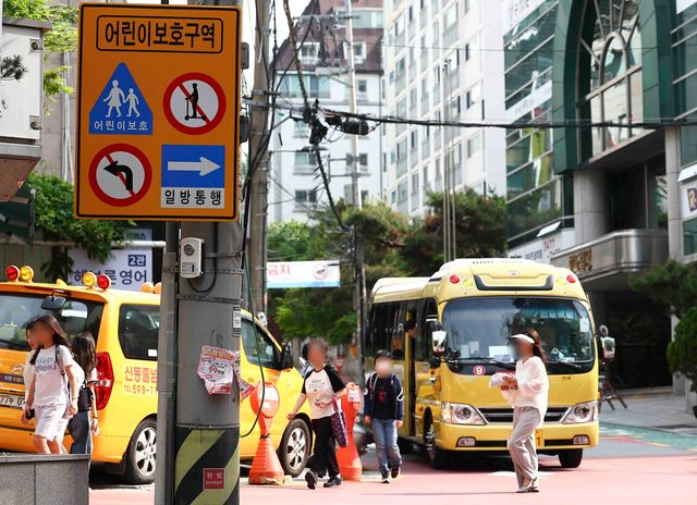 지난 5월 13일 서울 서초구 반포 학원가에 위치한 킥보드 운행 안내 표지판. [사진제공=뉴시스]