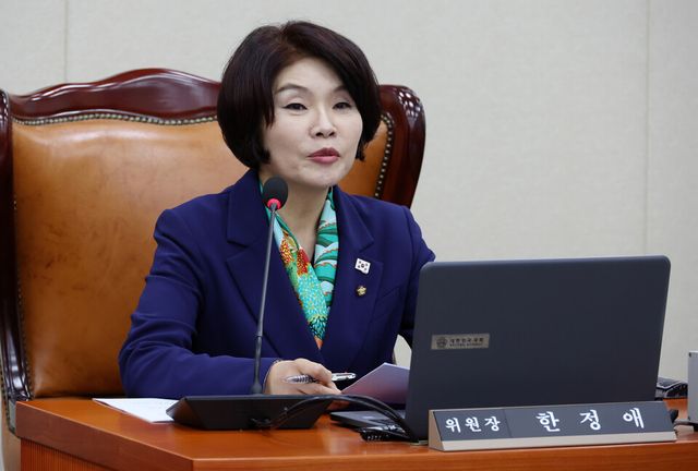 지난 4월 10일 서울 여의도 국회에서 열린 기후위기 특별위원회 전체회의에서 한정애 위원장이 발언하고 있다. [사진제공=뉴시스]