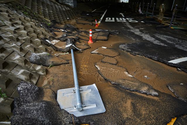 폭우로 인해 쓰러진 시설물 [사진=게티이미지뱅크]
