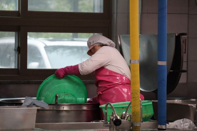 의정부 소재 한 초등학교에서 급식노동자가 급식 재료를 옮기고 있다.ⓒ투데이신문