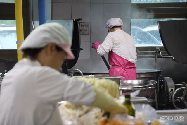 의정부 소재 한 초등학교에서 급식노동자가 뜨거운 음식을 조리하고 있다.ⓒ투데이신문