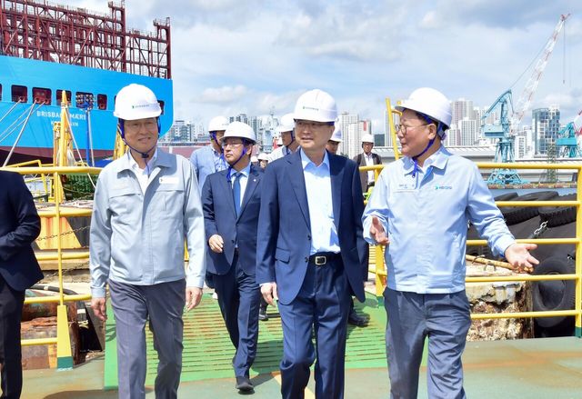 HD현대중공업 울산조선소를 방문한 조현 외교부 장관(가운데)이 HD현대 조석 부회장(오른쪽)과 이상균 사장(왼쪽)의 안내를 받아가며 차세대 이지스 구축함 건조 현장을 둘러보고 있다. [사진=HD현대중공업]