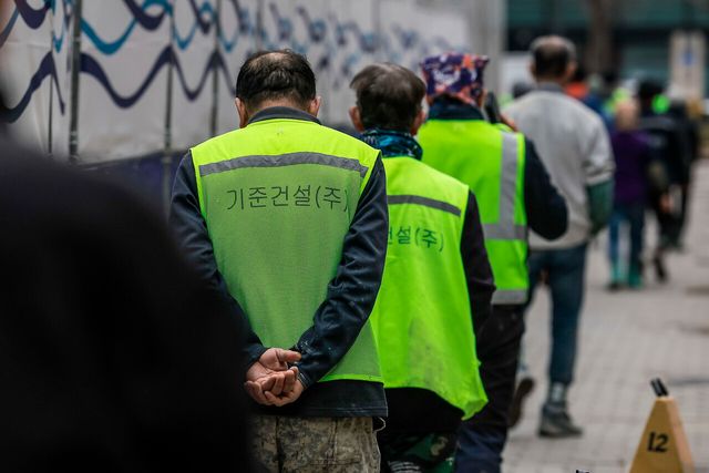 서울시내 아파트 건설현장에서 건설노동자들이 이동하고 있다. [사진=뉴시스]