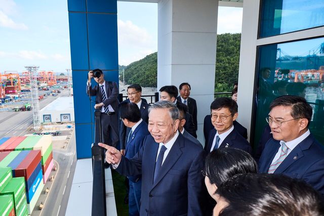 지난 13일 베트남 또 럼 당서기장(손든 사람)과 동원그룹 김남정 회장(가장 오른쪽)이 동원글로벌터미널부산 현장을 둘러보고 있다. [사진=동원그룹]