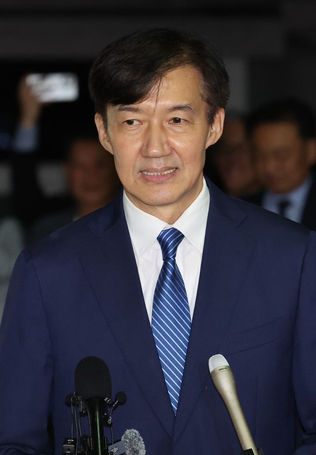 조국 전 조국혁신당 대표가 15일 오전 서울 구로구 서울남부교도소에서 광복절 특사로 출소하며 대국민 인사를 하고 있는 모습. [사진제공=뉴시스]<br>