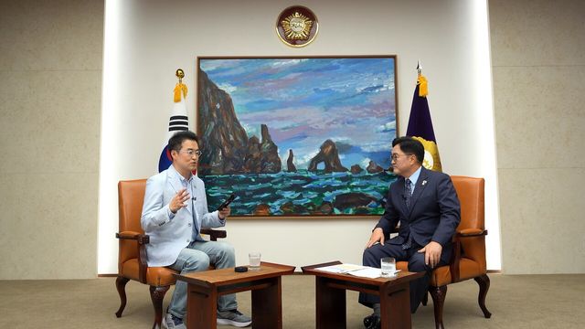 최태성 역사강사와 우원식 국회의장의 인터뷰 장면.<br>