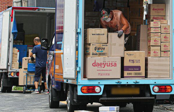 서울에 위치한 한 물류센터에서 배송기사들이 택배를 정리하고 있다. 위 사진은 기사와 직접 관련 없음. [사진제공=뉴시스]
