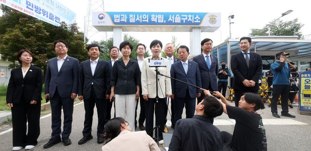 &nbsp;전현희 총괄위원장 등 더불어민주당 3대특검 종합대응 특별위원회 위원들이 지난 11일 경기 의왕시 서울구치소 앞에서 발언하는 모습. [사진제공=뉴시스]&nbsp;&nbsp;<br>