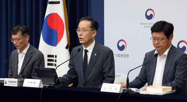 지난 1일 이형일 기획재정부 1차관이 지난 29일 세종시 정부세종청사에서 2025년 세제개편안을 발표하고 있다. [사진=뉴시스]