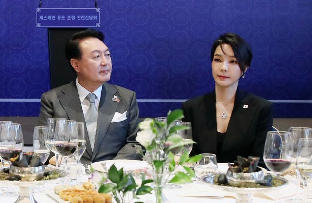 지난 2022년 6월 29일(현지시간) 스페인 동포 초청 만찬간담회에 참석한 윤석열 전 대통령과 김건희 여사. [사진제공=뉴시스]<br>