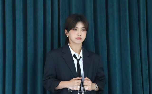 아이키 배우가 인터뷰 사진 촬영을 위해 포즈를 취하고 있다. ©투데이신문