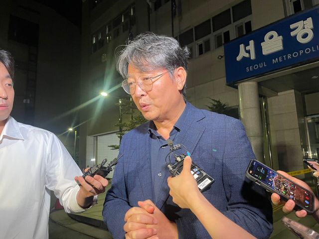 무소속 이춘석 의원이 서울 마포구 서울경찰청 금융범뵈수사대에서 조사를 받고 나오는 모습. [사진제공=뉴시스]<br>