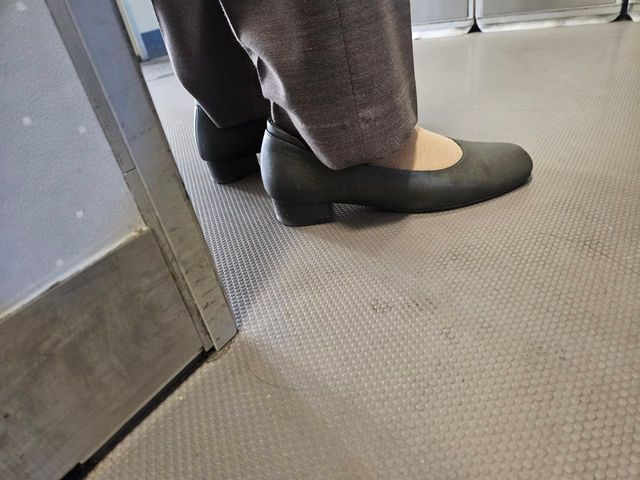 실제 기내에서 승무원들이 착용하는 신발. [사진제공=본인]