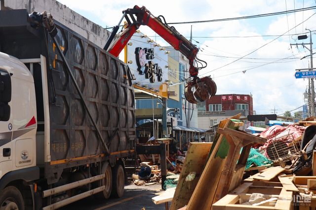 지난달 21일 오전 기록적인 폭우로 침수 피해를 입은 충남 당진시 전통시장 현장 ⓒ투데이신문
