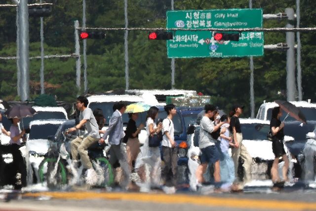 지난달 25일 오후 전국에 폭염경보가 내려진 서울 영등포구 여의대로의 모습 [사진=뉴시스]