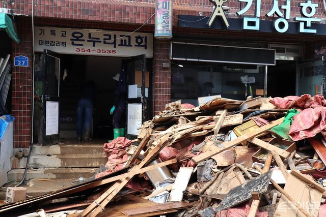 지난달 21일 오전 기록적인 폭우로 침수 피해를 입은 충남 당진시 전통시장 현장 ⓒ투데이신문