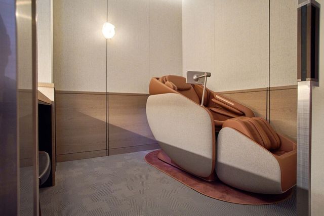 세라젬이 대한항공 라운지 리뉴얼 프로젝트에 참여해 자사 제품을 설치한다. 사진은 제2여객터미널 라운지에 설치된 제품. [사진=세라젬]