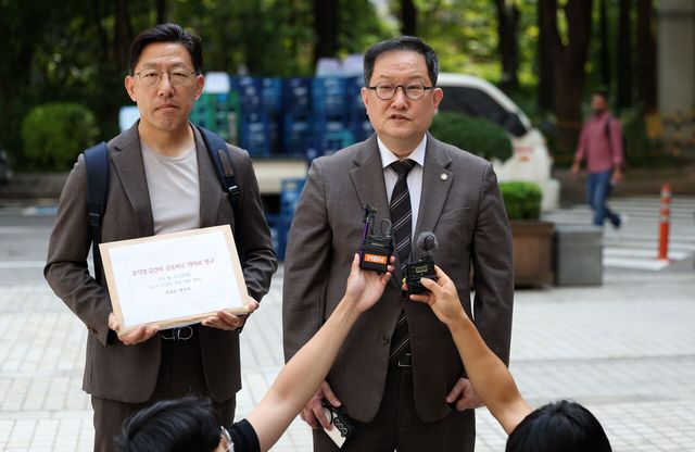 김경호 변호사가 18일 서울 서초구 서울중앙지법에서 전 대통령 윤석열과 김건희 여사를 상대로 1인당 10만 원의 위자료를 청구하는 손해배상 소송 소장 접수를 앞두고 발언하고 있다. [사진제공=뉴시스]<br>