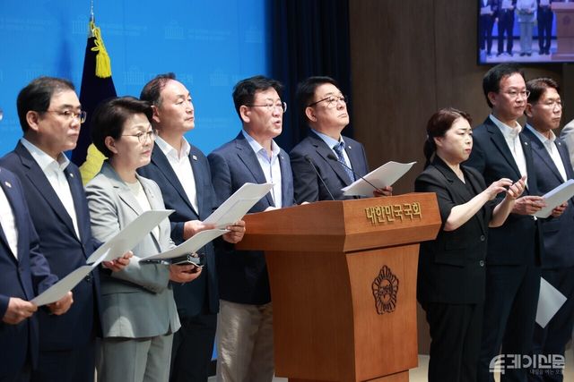 국회 산업통상자원중소벤처기업위원회 소속 더불어민주당 의원들이 19일 국회 소통관에서 기자회견을 하고 있다.ⓒ투데이신문