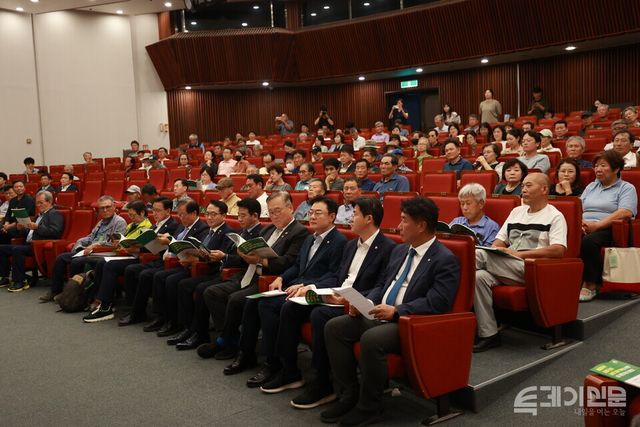 파주시·접경지농민회연합이 19일 서울 여의도 국회도서관에서 접경지역 농업·농촌·농민 권리 회복을 위한 법·제도개선 토론회를 진행하고 있다. ⓒ투데이신문