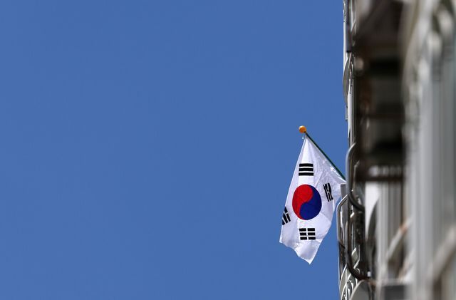 제80주년 광복절이었던 지난 15일 한 아파트에 태극기가 게양돼 있는 모습. [사진제공=뉴시스]