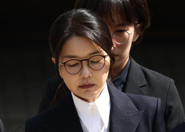 김건희 여사가 지난 12일 서울 서초구 서울중앙지법에서 진행된 구속 전 피의자 심문(영장실질심사)를 마치고 법원 밖으로 나오고 있다. [사진제공=뉴시스]