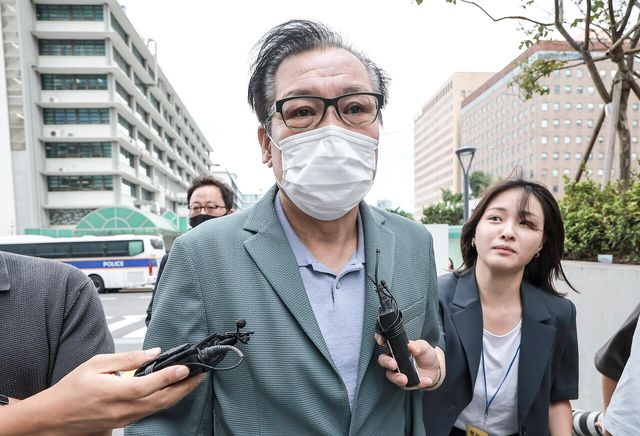 건진법사 전성배씨가 지난 21일 서울 종로구 KT광화문빌딩 웨스트에 마련된 김건희 특검 사무실에 출석하고 있는 모습. [사진제공=뉴시스]<br>